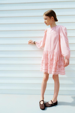 ZARA ПЛАТЬЕ С ВЫШИВКОЙ ШИФФЛИ, ЦВЕТ РОЗОВОГО ДЕРЕВА