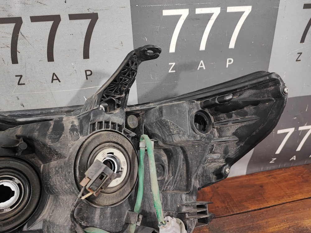Фара правая галоген Toyota Land Cruiser Prado 150 17-нв Б/У Оригинал 8113060N10