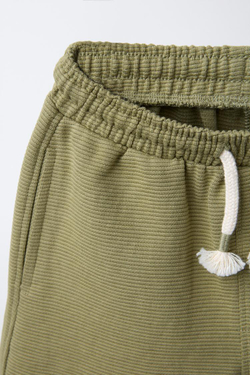 ZARA КОМПЛЕКТ ИЗ ФУТБОЛКИ И ШОРТОВ-БЕРМУДОВ ИЗ РЕЛЬЕФНОЙ ТКАНИ, ЗЕЛЕНЫЙ