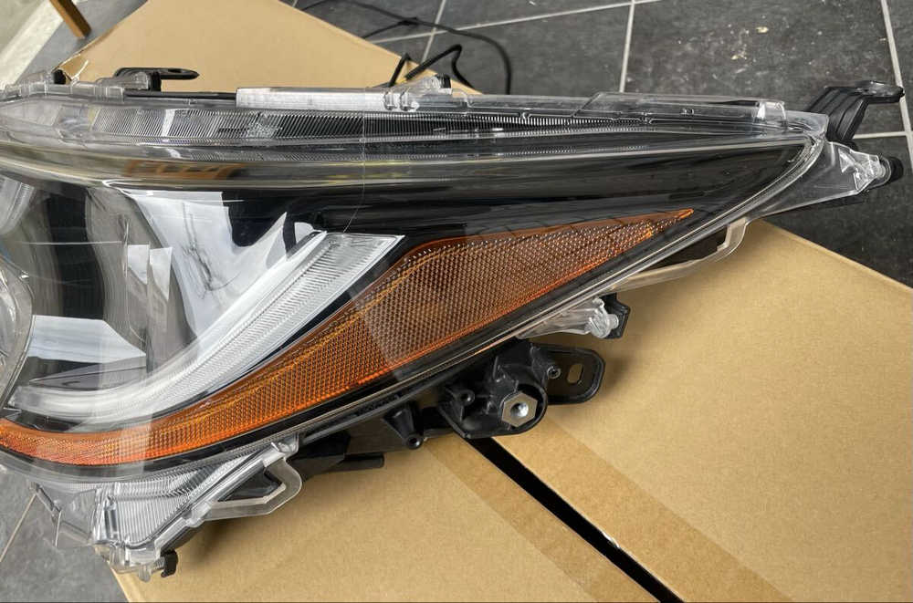 фара левая Toyota Corolla NRE210 ZWE212