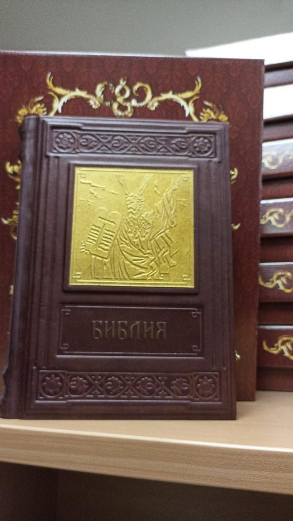 "Библия. 2000 лет в мировом изобразительном искусстве" Книга подарочная в кожаном переплете с замками
