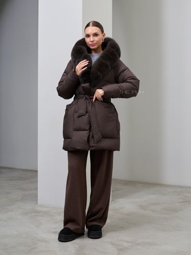 Удлиненный шоколадный пуховик с поясом и мехом