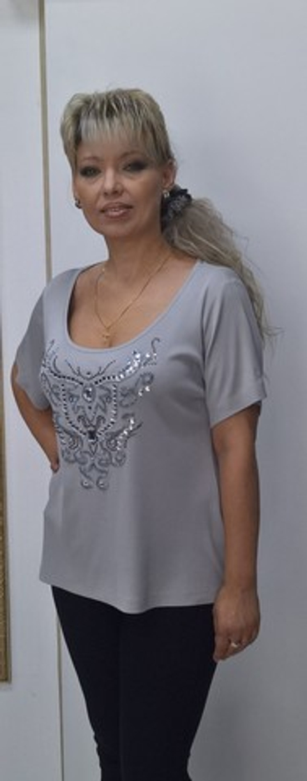 Серая шелковая футболка со стразовым принтом