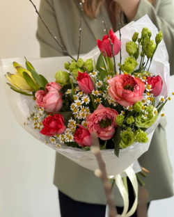 Весенний букет с лизиантусом, пионовидными розами и тюльпанами