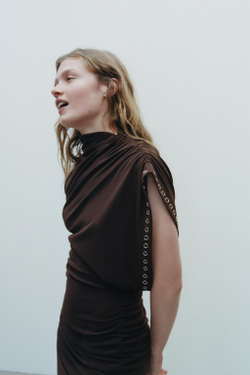 ZARA АСИММЕТРИЧНОЕ ПЛАТЬЕ С ЛЮВЕРСАМИ, ШОКОЛАДНЫЙ