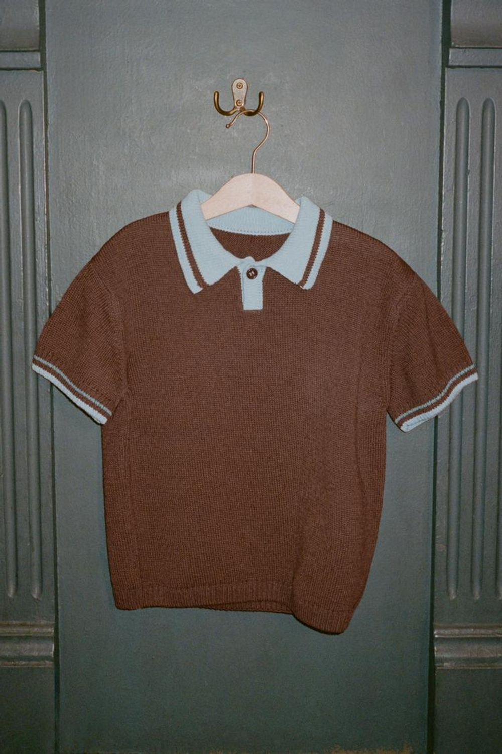 ZARA ТРИКОТАЖНОЕ ПОЛО С КОНТРАСТНЫМ ВОРОТНИКОМ, КОРИЧНЕВО-СИНИЙ