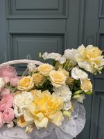 Цветочная корзина из роз, эустомы, диантусов и кустовых пионовидных роз