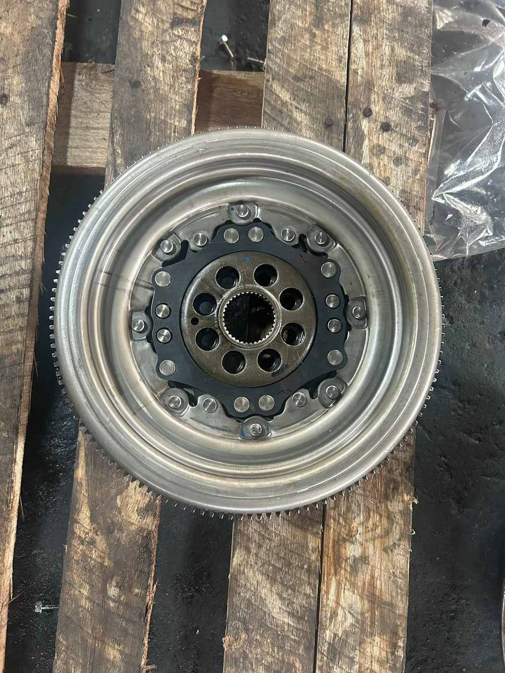 Маховик 8-отверстий 02E 129/132 зубьев Volkswagen Passat, Magotan, CC