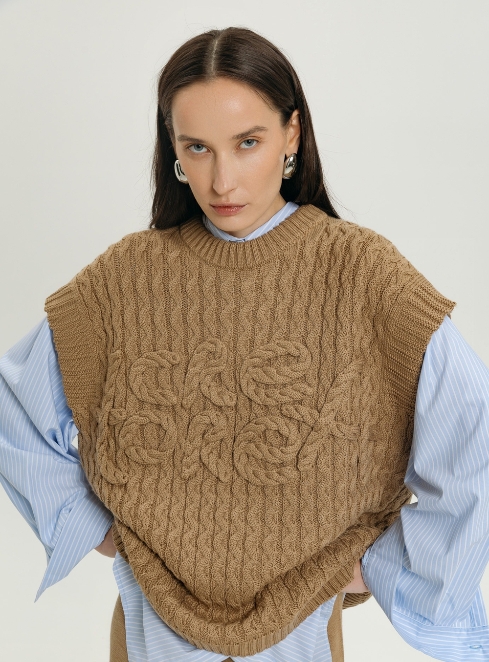 Жилет с объемными деталями