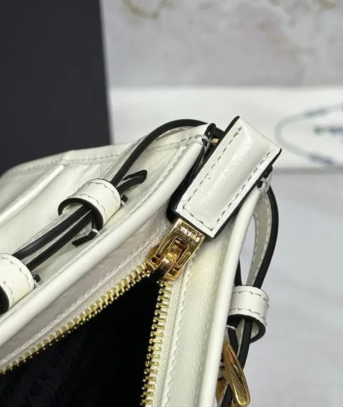 Кожаная средняя сумка Prada Bonnie белый