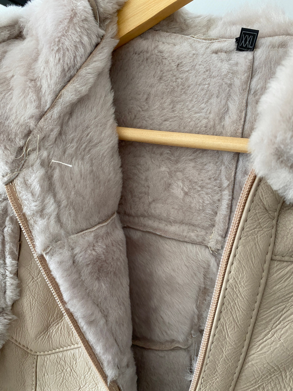 Жилет из натуральной овчины с капюшоном. 54-56 размер