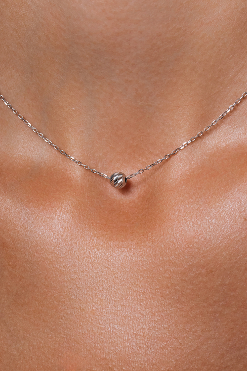 Колье "QUIET LUXURY" с шариком и алмазными гранями в серебре