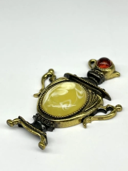 Бронзовая статуэтка на янтаре магнит