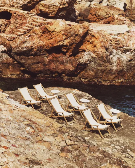 Складной шезлонг Vilara для улицы из акации и текстиля белого цвета