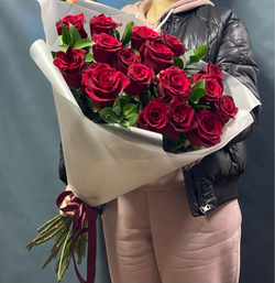 Букет роз с зеленью