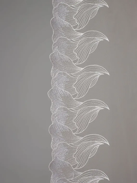 05-176 Вышивка на неэл. сетке 25 см, бежевый 775 /айвори 004/ серебро