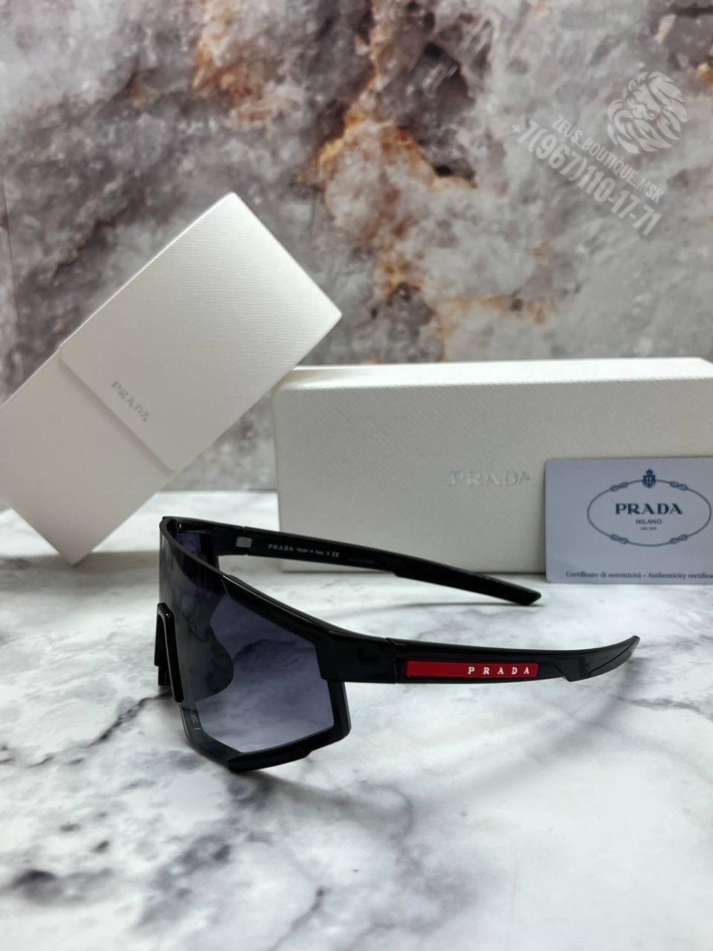 Солнечные очки Prada