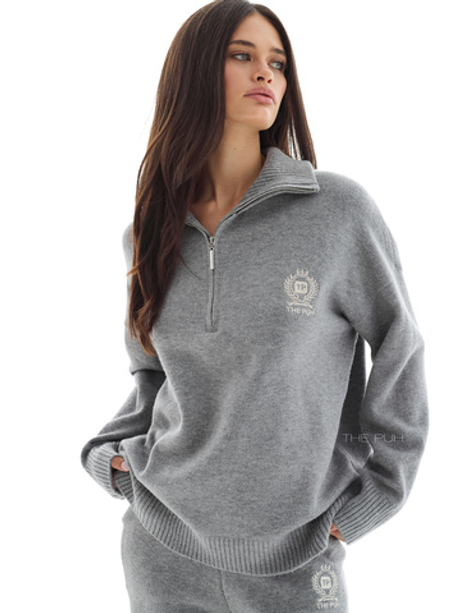 Серый вязаный костюм с вышивкой