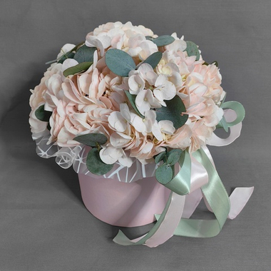 Композиция с розовой гортензией и эвкалиптом