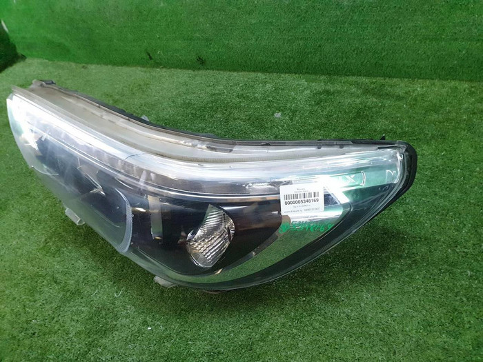 Битая Фара левая Toyota Hilux 8 (2015-2020) LED