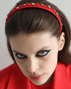 Тонкий ободок из красного шелка с серебристыми клепками