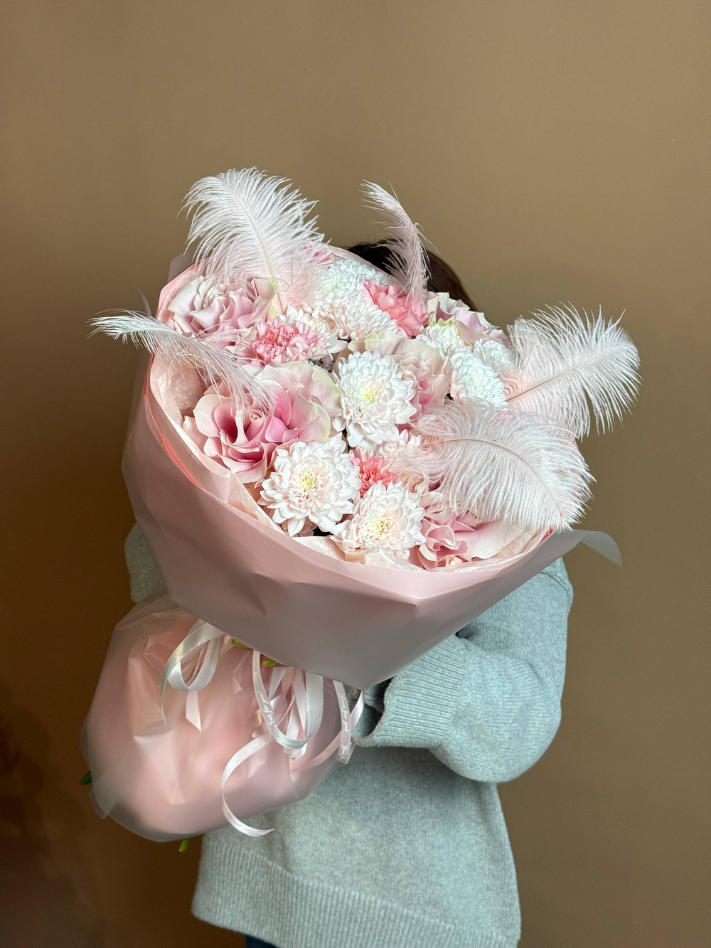 Букет "Воздушный Поцелуй" роза, диантус, хризантема, перья