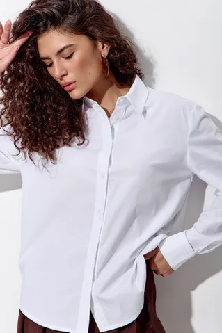 Свободная базовая рубашка из хлопка белого цвета