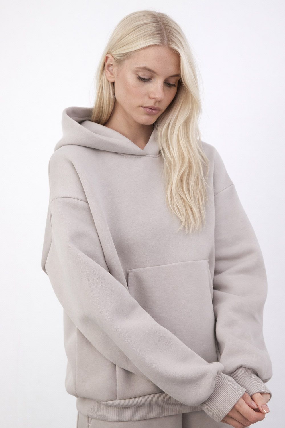 Утепленное худи свободного кроя цвета туман