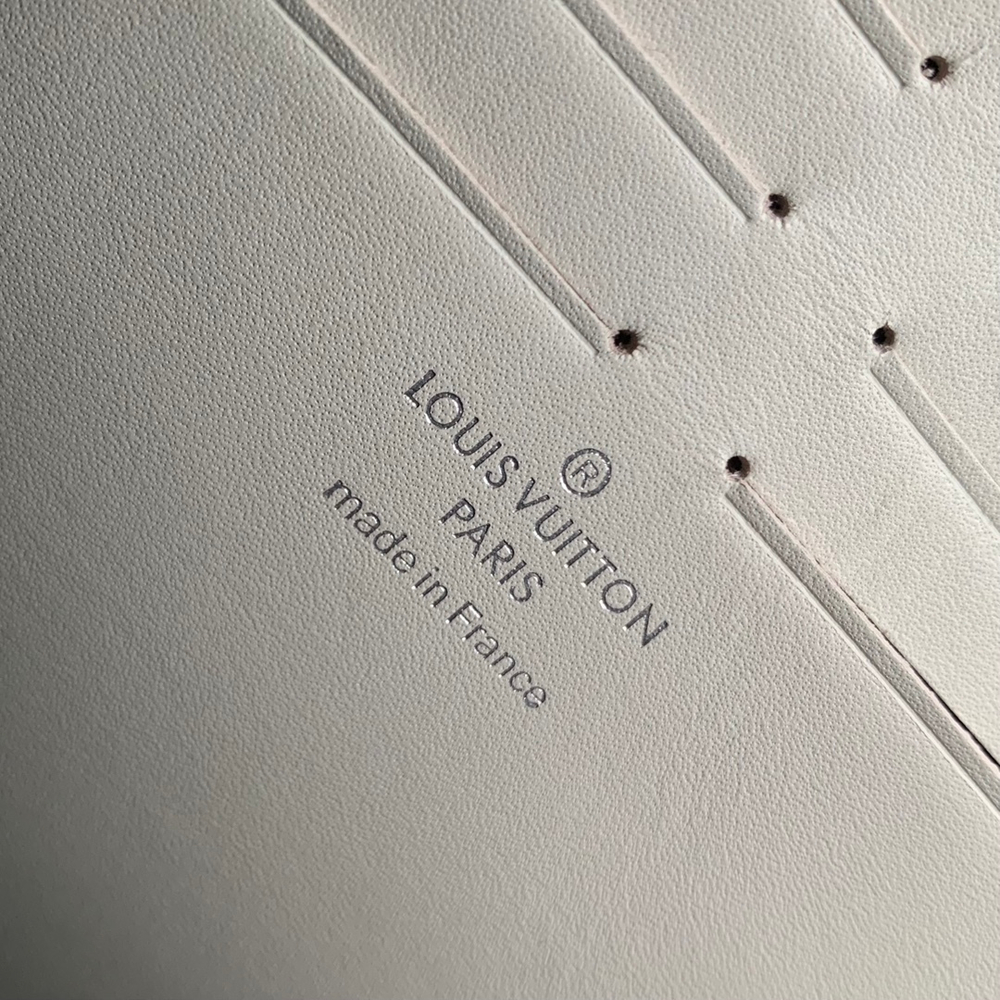 Louis Vuitton Pochette Voyage MM