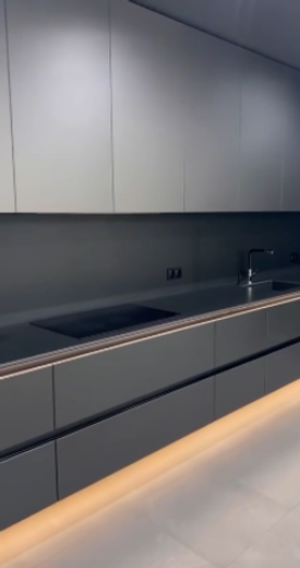 Подвесные шкафы на кухне — легкость и утонченность, а также с мыслью о робот пылесосе