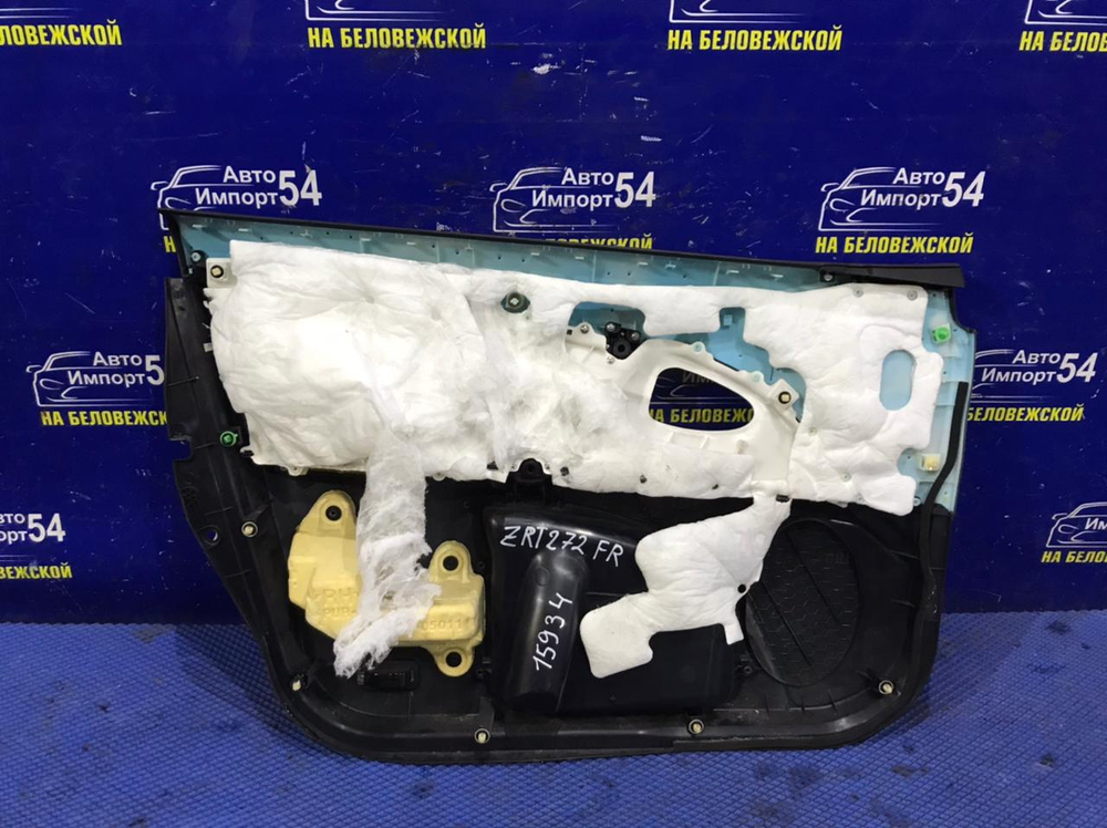 Обшивка двери TOYOTA AVENSIS 2012-2015