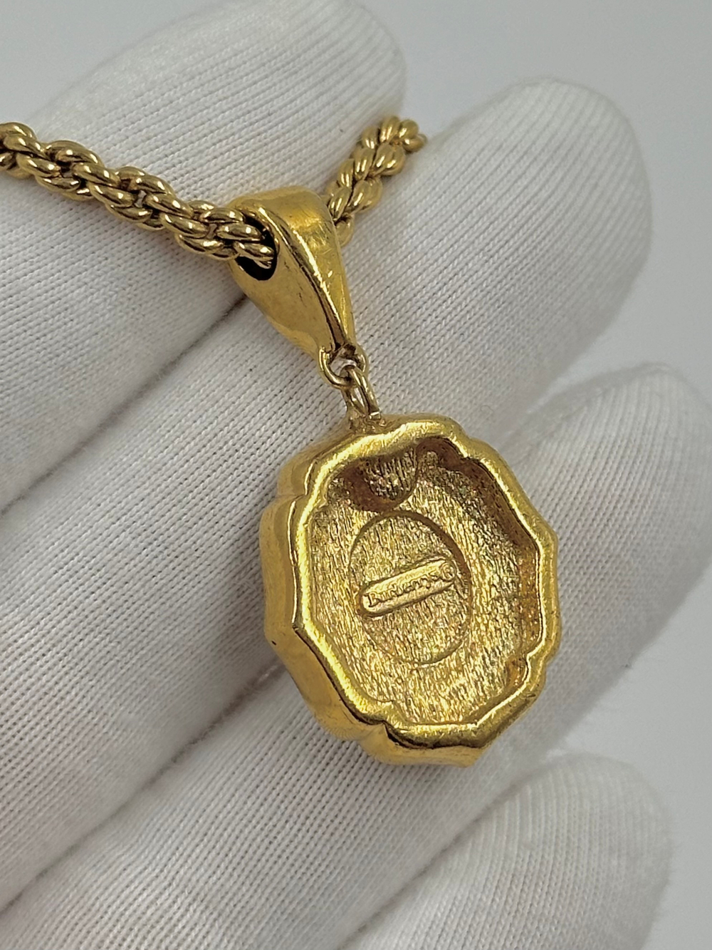 Кулон с коричневой эмалью и «жемчугом» Burberrys