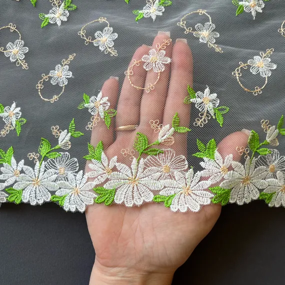 Вышивка на сетке бело-молочная ромашки 23 см