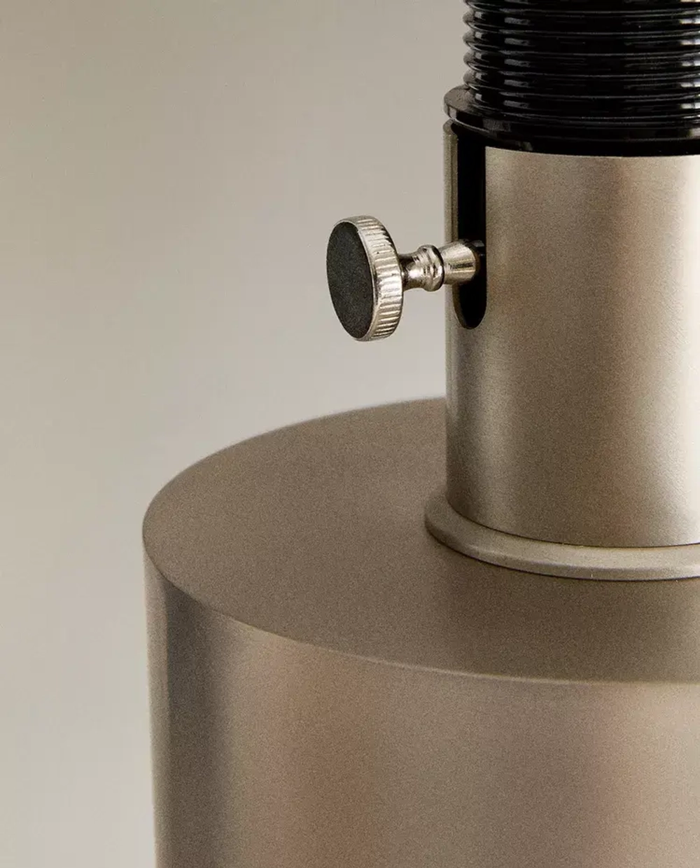 ZARA HOME НАСТОЛЬНАЯ ЛАМПА С МЕТАЛЛИЧЕСКИМ ОСНОВАНИЕМ, СЕРЕБРО