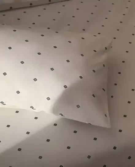 ZARA HOME НАВОЛОЧКА С ЦВЕТОЧНЫМ ПРИНТОМ, ЖЕЛТОВАТО-БЕЛЫЙ