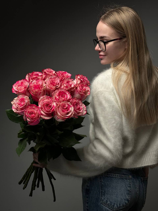 Букет из 15 малиново-белых роз под ленту