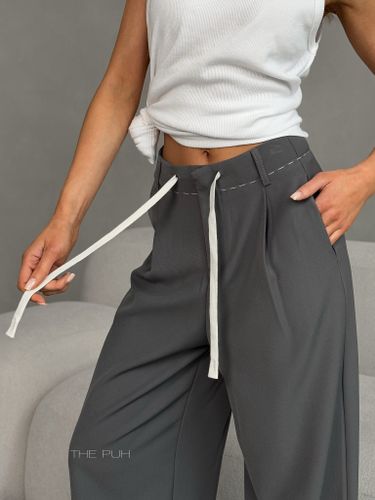 Женские брюки свободного кроя серого цвета