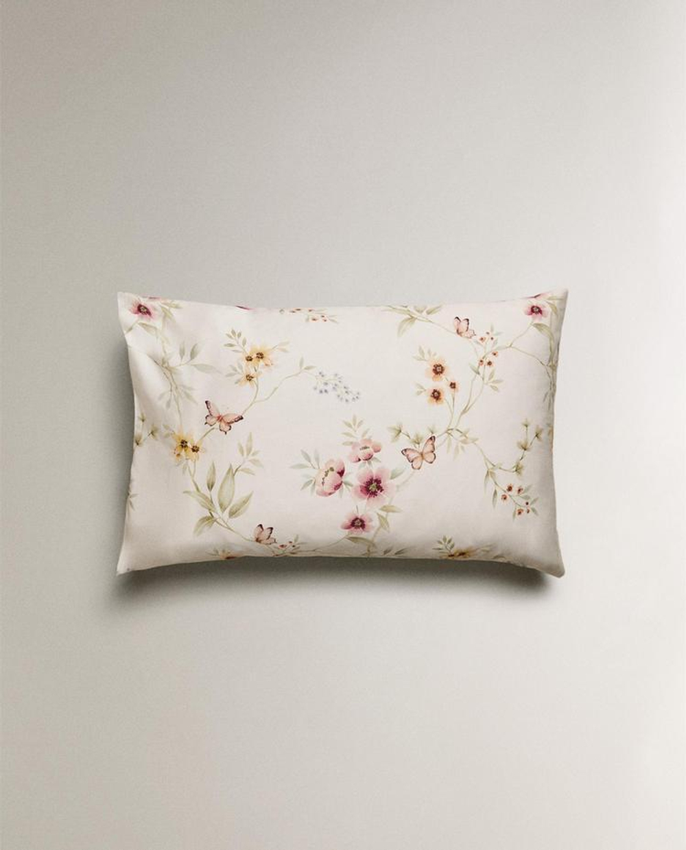 ZARA HOME НАВОЛОЧКА ИЗ САТИНА С ЦВЕТОЧНЫМ ПРИНТОМ, ЖЕЛТОВАТО-БЕЛЫЙ