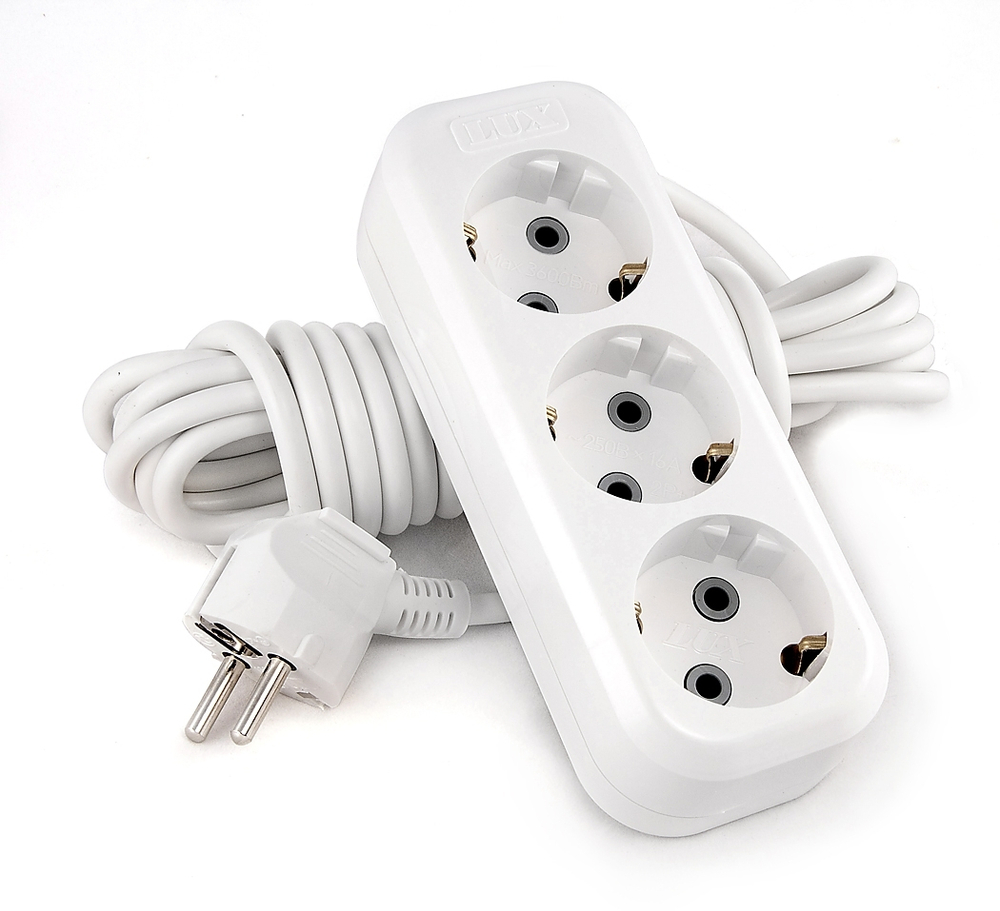 Сетевой удлинитель LUX У3-Е-03 3 местный с з/к 3 м