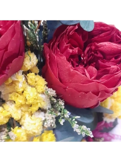 композиция из пионов, эвкалипта, лимониума