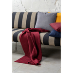 Плед вязаный из хлопка бордового цвета Essential, 130х180 см