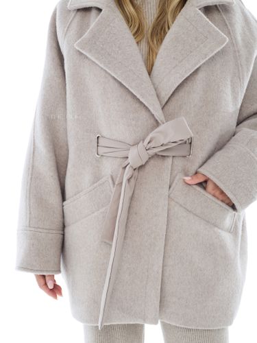 Бежевое пальто-летучая мышь со съемной манишкой и поясом