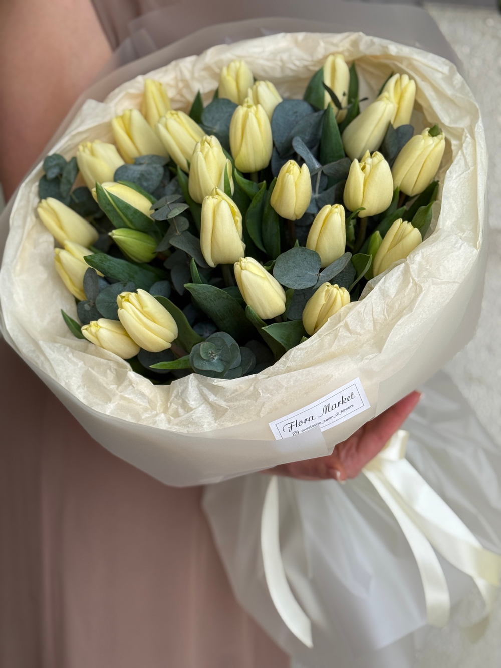 Кремовые тюльпаны и зелень эвкалипта в нежном оформлении Флора Маркет