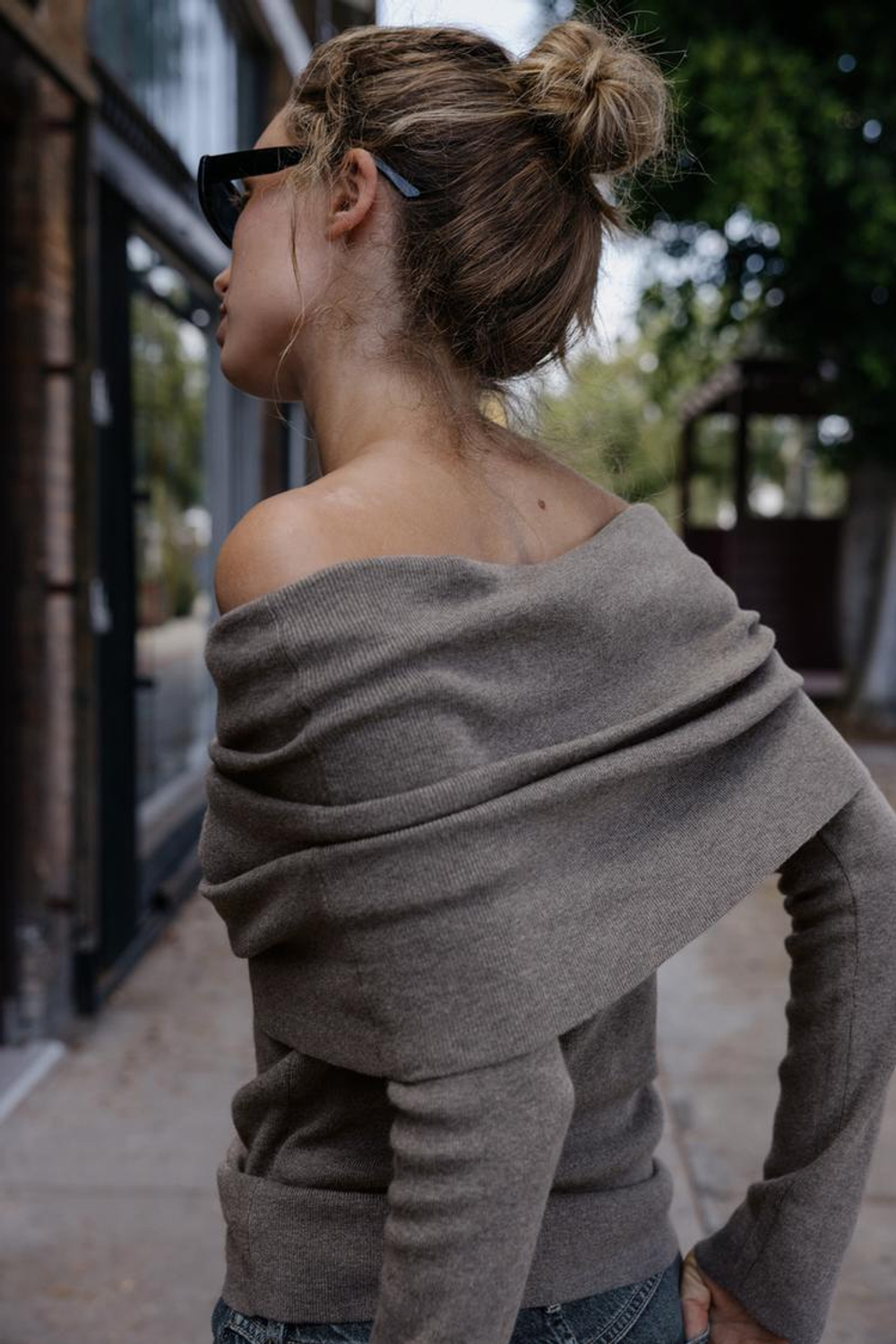 ZARA ТРИКОТАЖНЫЙ ТОП БЕЗ БРЕТЕЛЕЙ СО СБОРКАМИ, СЕРО-КОРИЧНЕВЫЙ