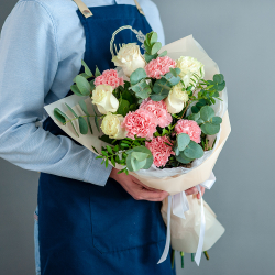 Букет белых роз с розовыми диантусами