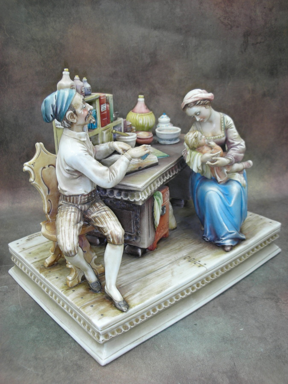 Статуэтка. Фарфор. У лекаря. Capodimonte. Италия