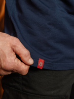 Футболка Варгградъ мужская синяя «Кусающий длань»