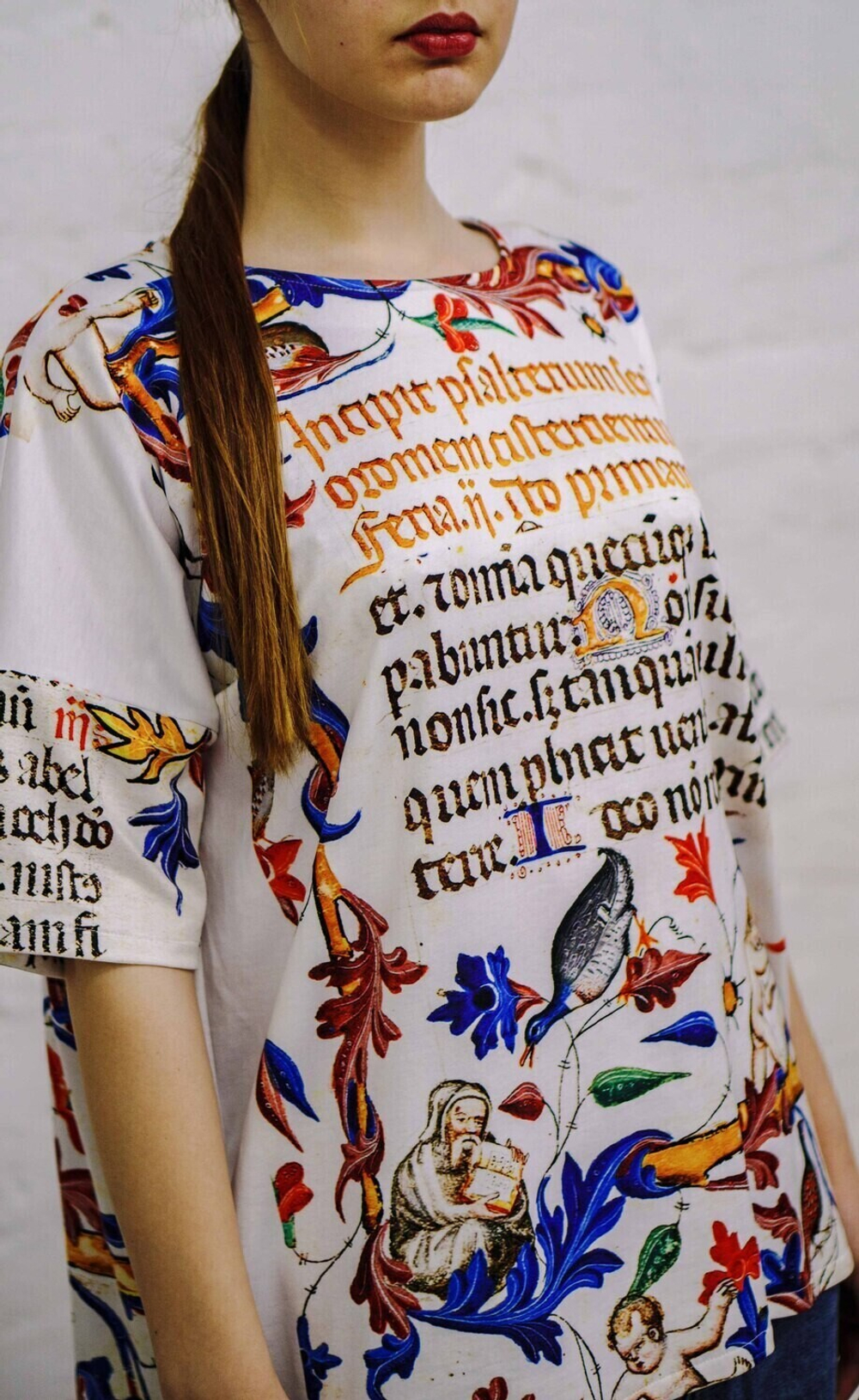 Футболка "Манускрипт", по мотивам готического шрифта и иллюстраций из Бревиария короля Мартина Арагонского