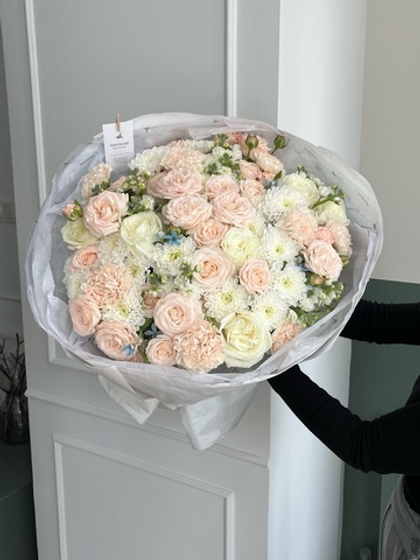 Гранд букет из кустовых пиновидных роз, оксипеталума, диантусов и маттиолы