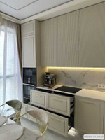 Белая кухня в потолок на заказ